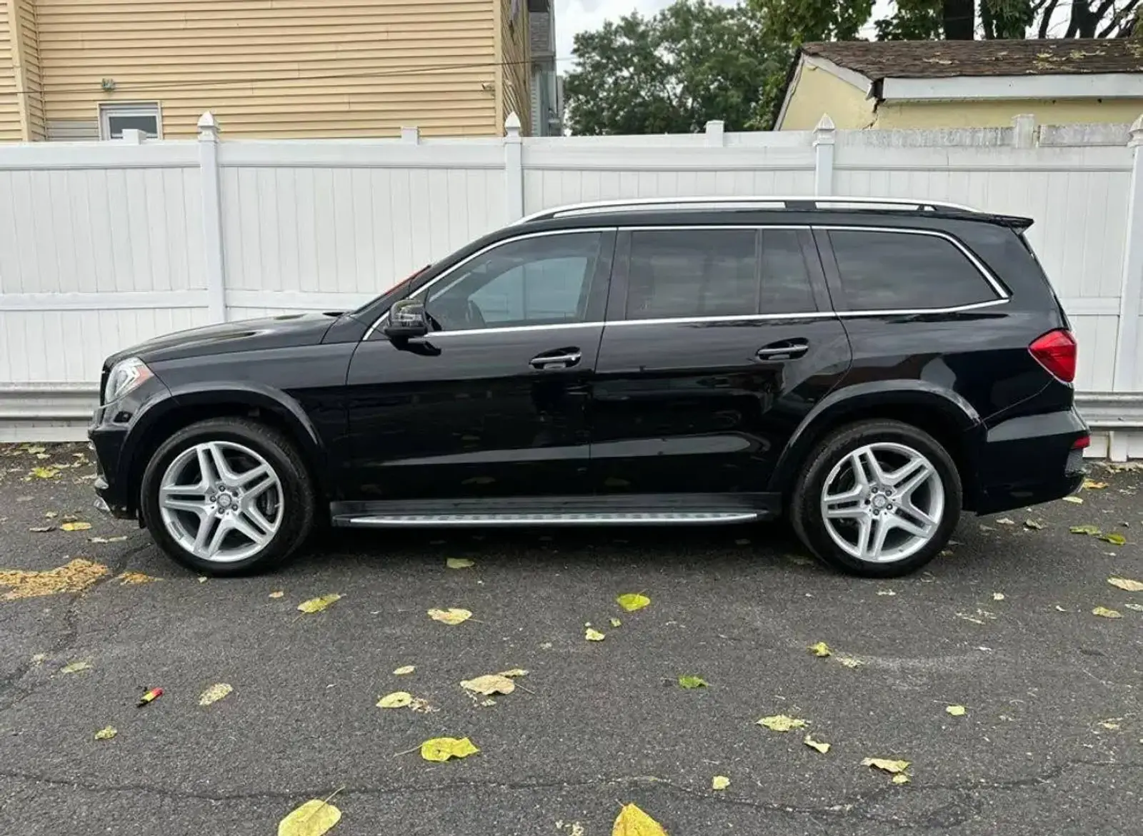 Luxury SUV 5-7 Passengers photo 4