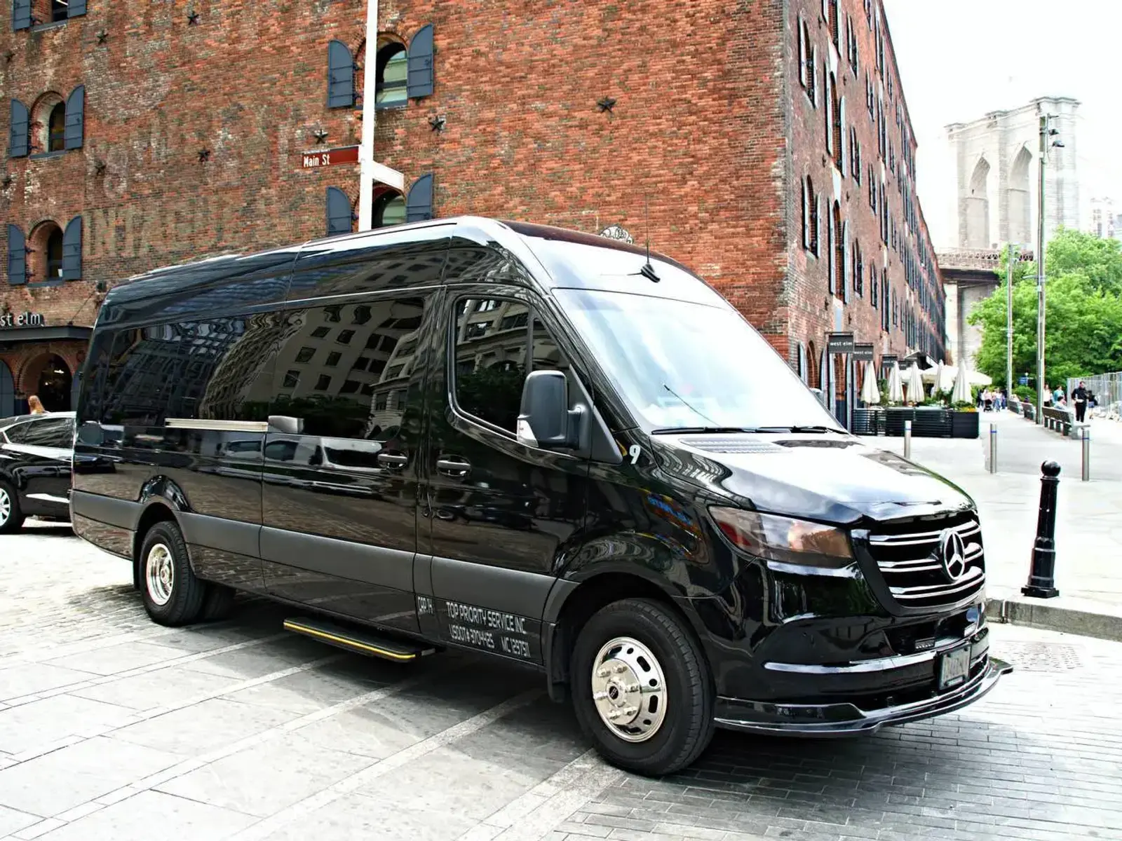 Executive Sprinter Van 11-14 Passenges photo 2